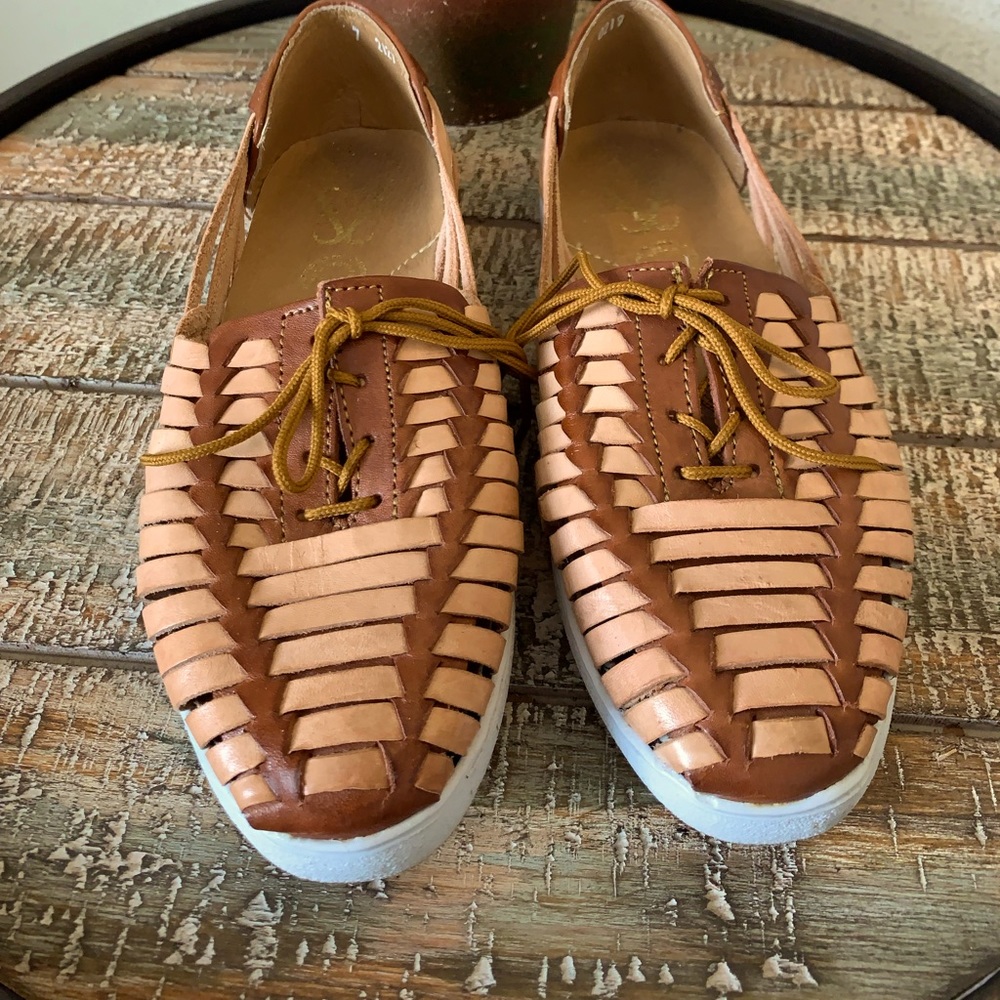 HUARACHE - beautiful two-tone leather with unique rubberized soles - size 7 - Picture 2 of 5
